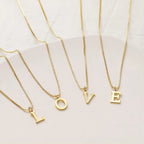 Collier avec des initiales de lettres d'amour