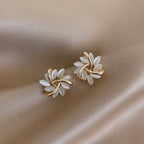 Boucles d'oreilles en cercle avec des pétales d'opale en or