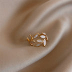 Bague Ajustable en Or avec Feuille et Opale Blanche