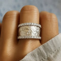 Bague en argent cerclé de deux alliances en brillants