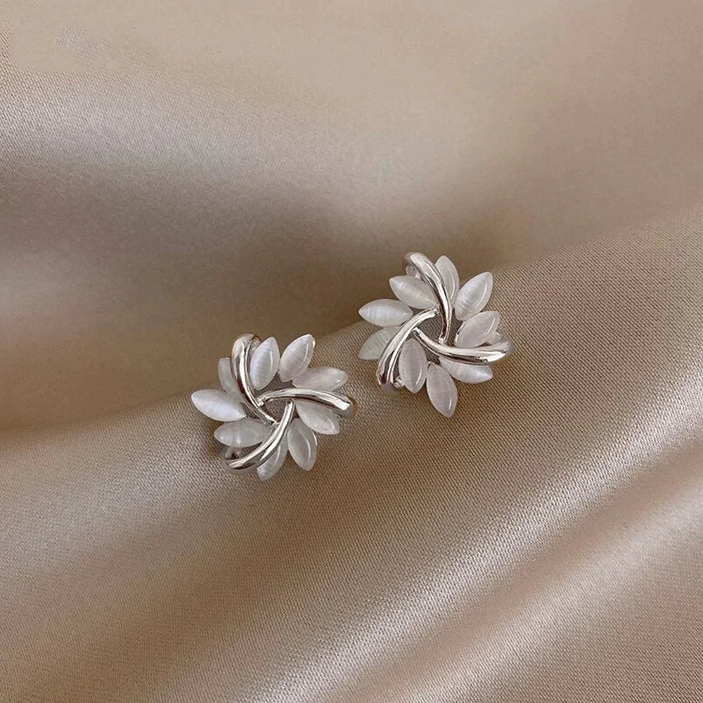 Boucles d'oreilles en cercle avec des pétales d'opale en or