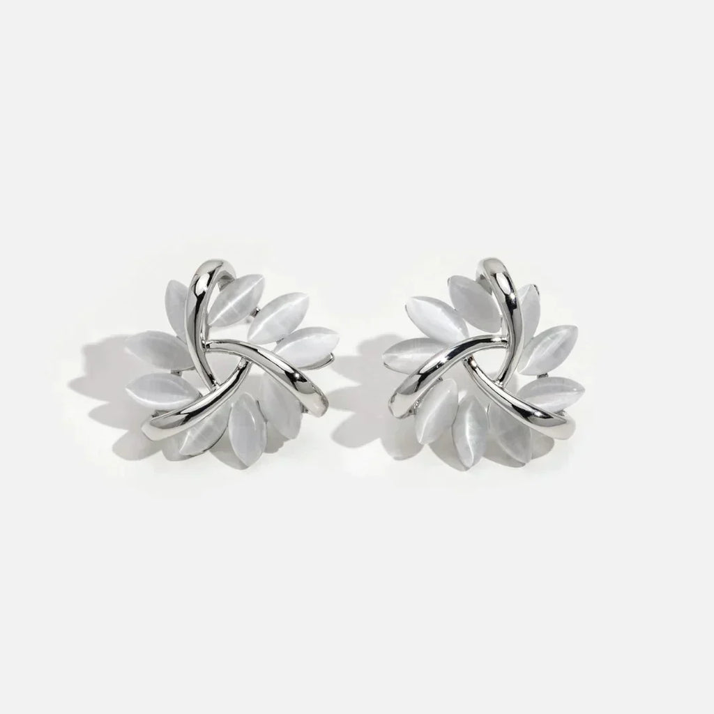 Boucles d'oreilles en cercle avec des pétales d'opale en or