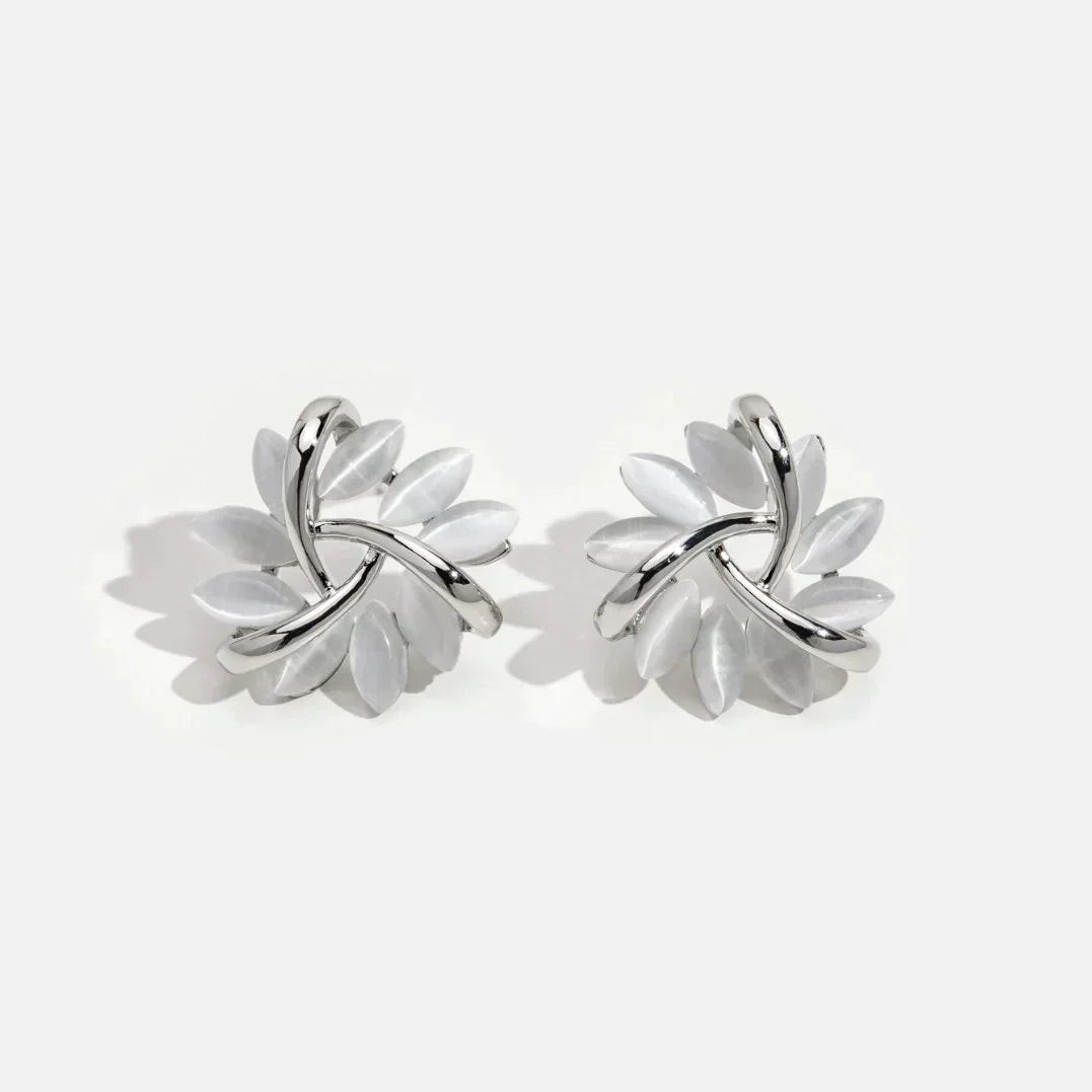 Boucles d'oreilles en cercle avec des pétales d'opale en or